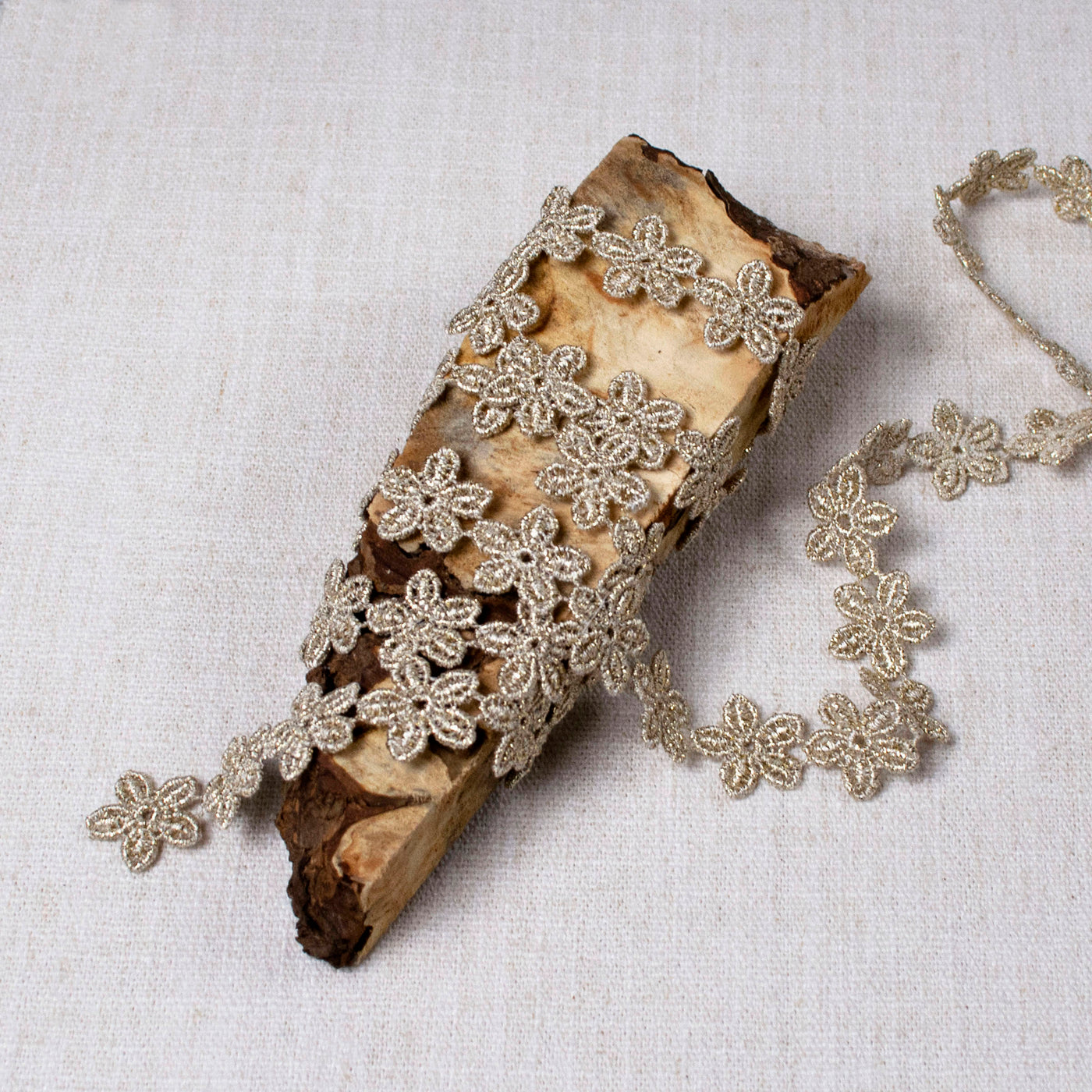 Metallic Daisies in Soft Gold