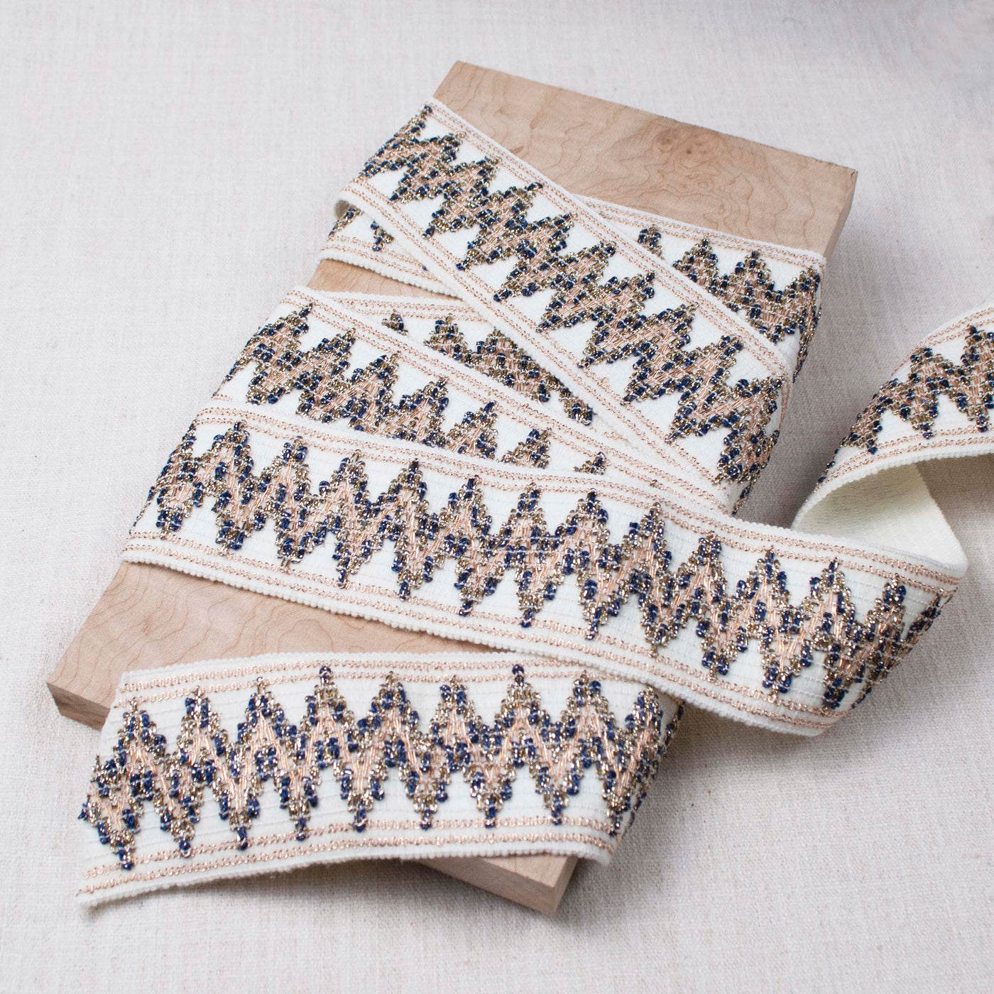Metallic Zig & Zag Elastic in Day