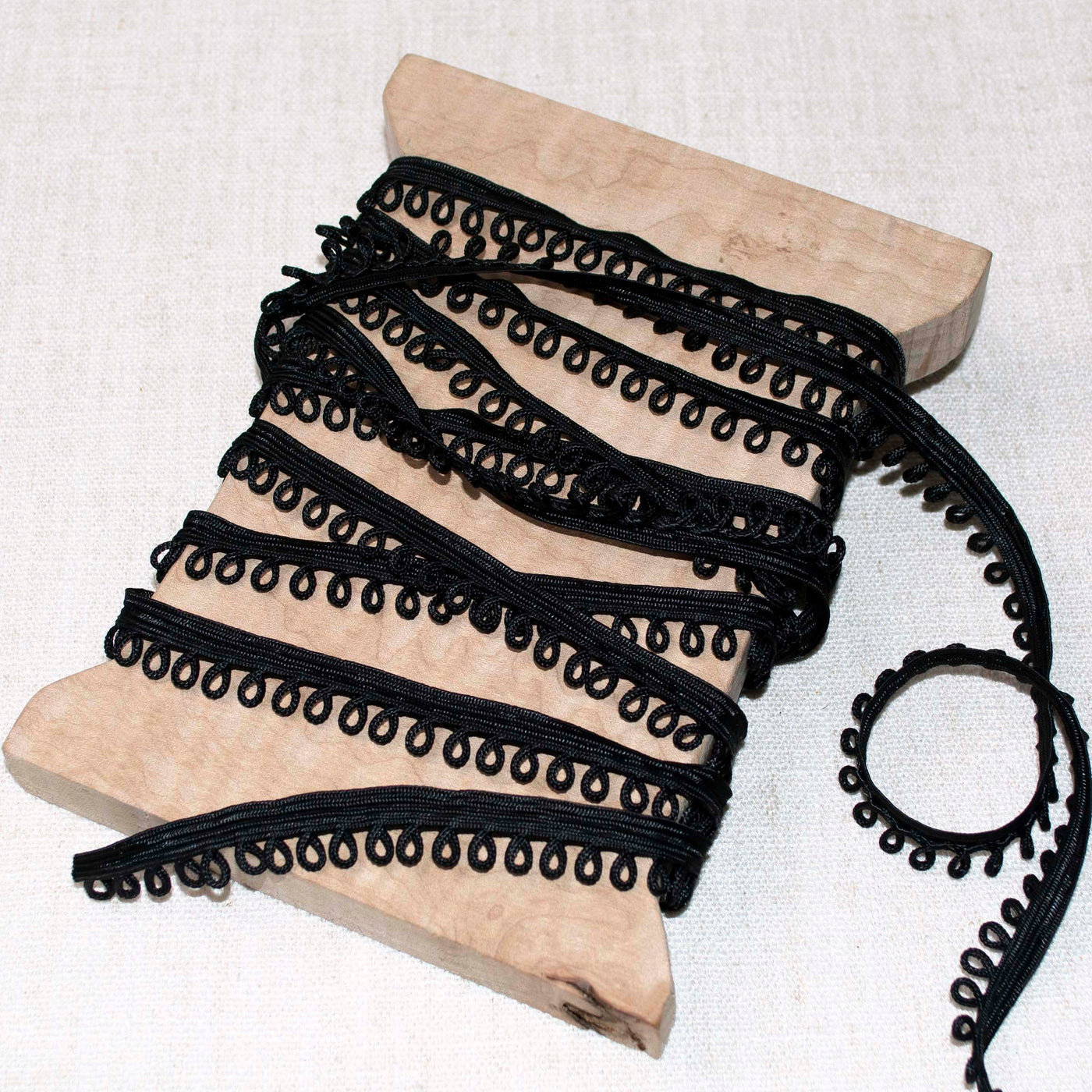 Loop-de-Loop Corded Edging in Classic Black