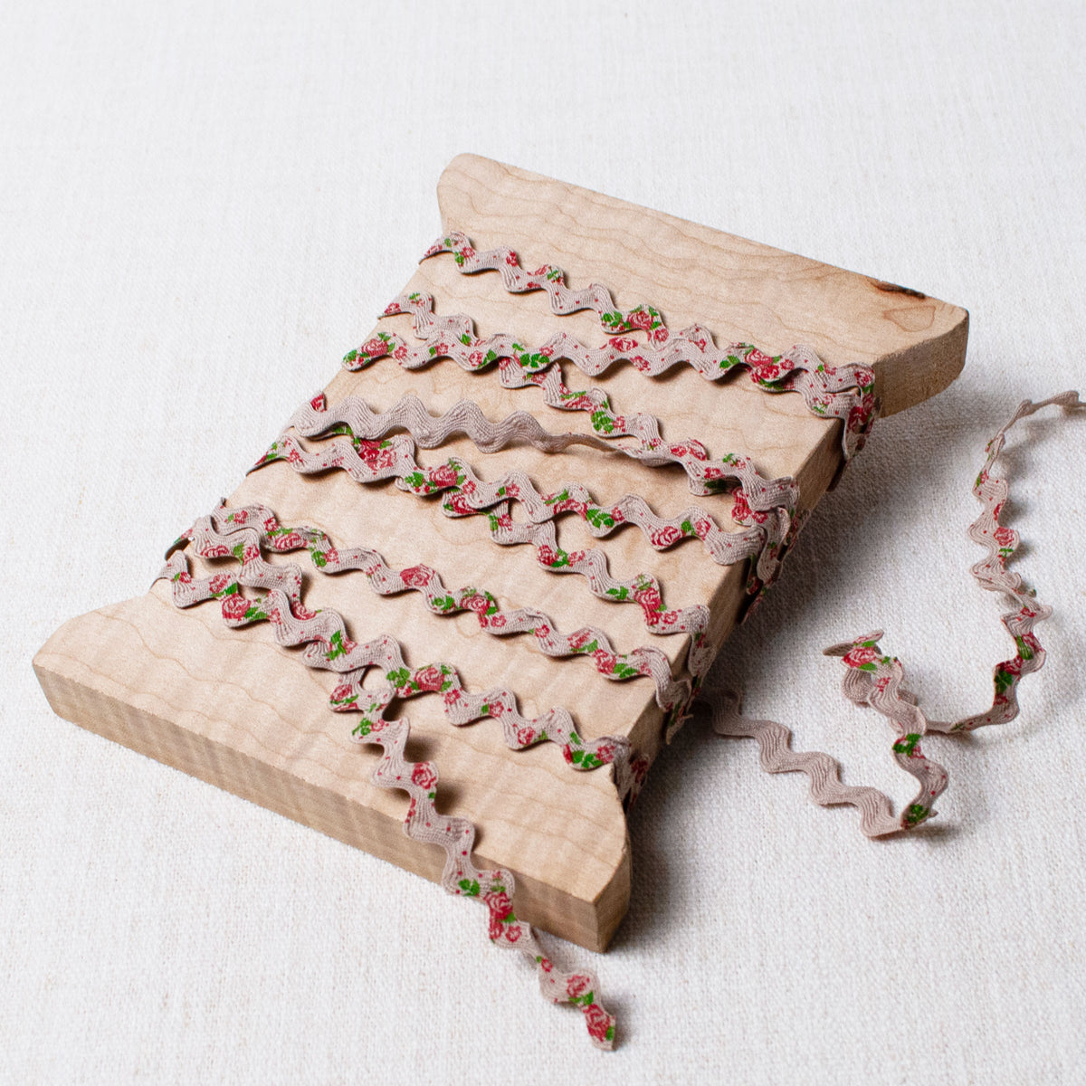 Rose Splash Ric Rac in Sand – Embellish Trims