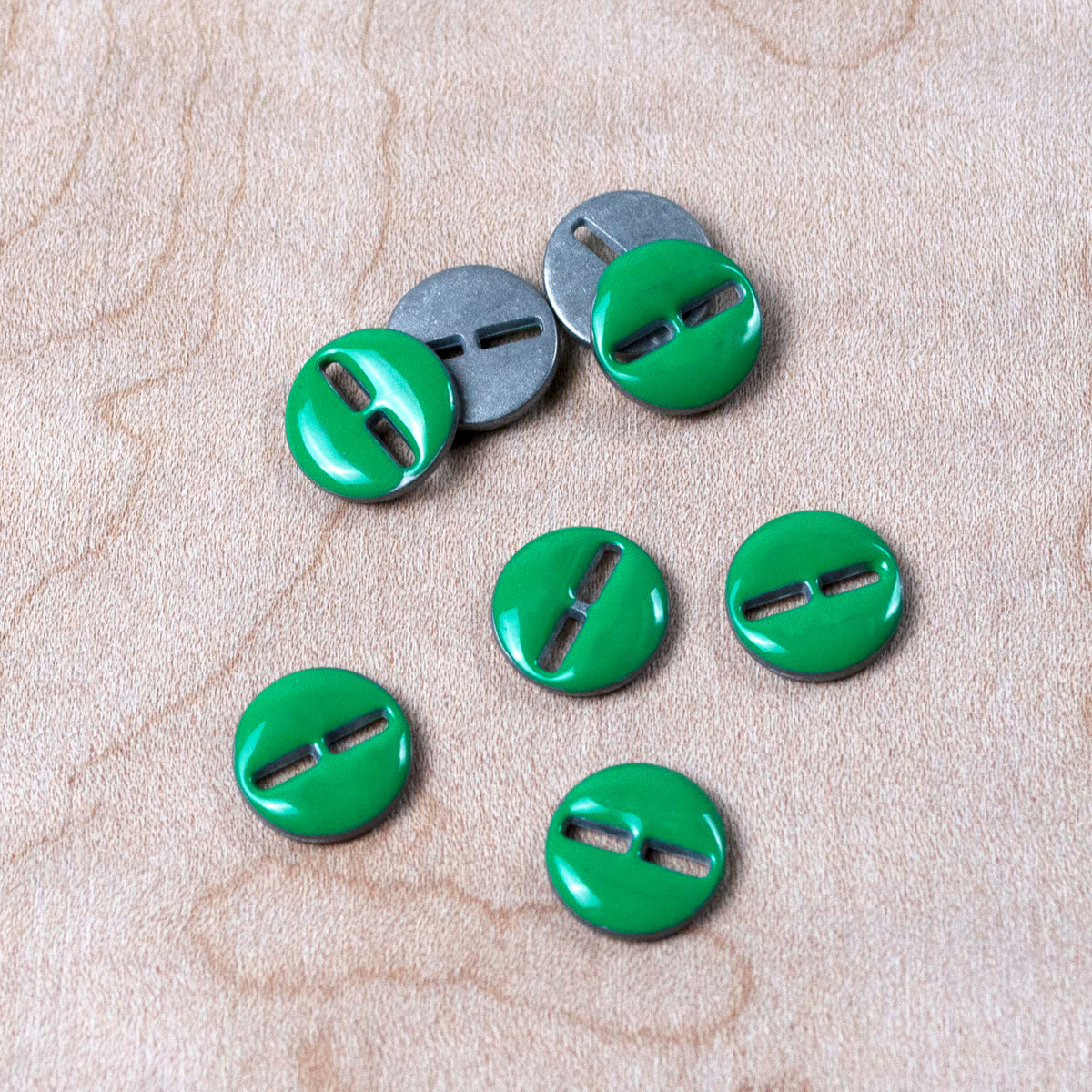 Double Dash Button in Very Verdant – Embellish Trims